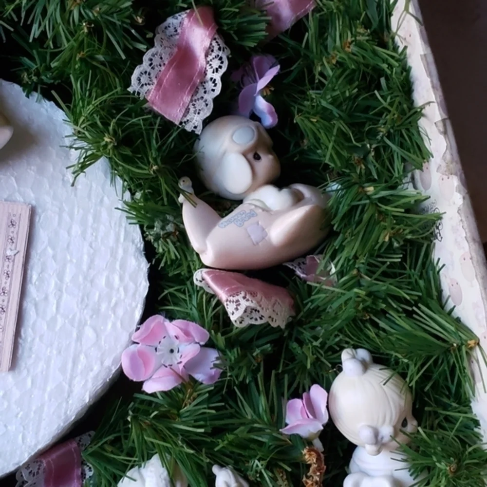 Precious Moments Wreath 9 Porcelain Ornaments‎